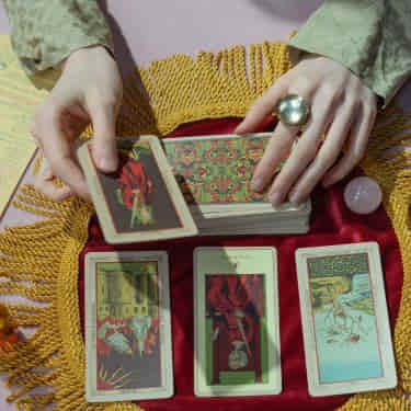 a tarot reading using a three card spread